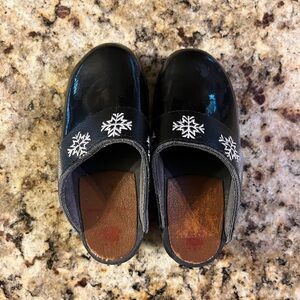 Stylish Black Kids Clogs with Snowflake Design size 27 EUC